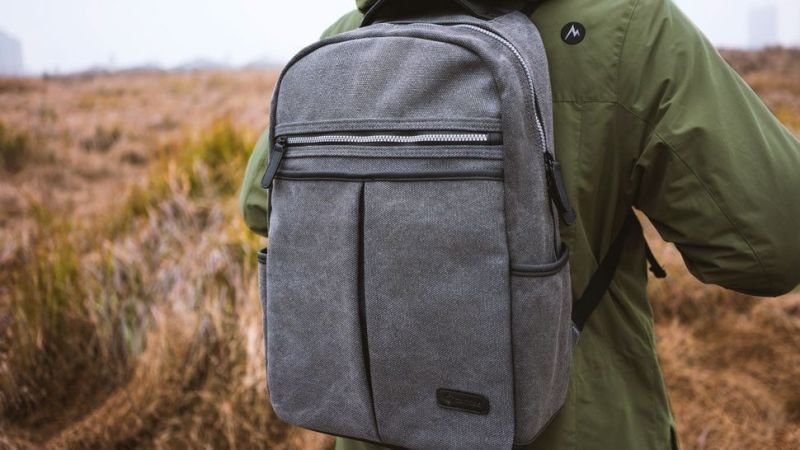 Mochila Tomtoc Canvas, $15 con código I3VQ7HDT